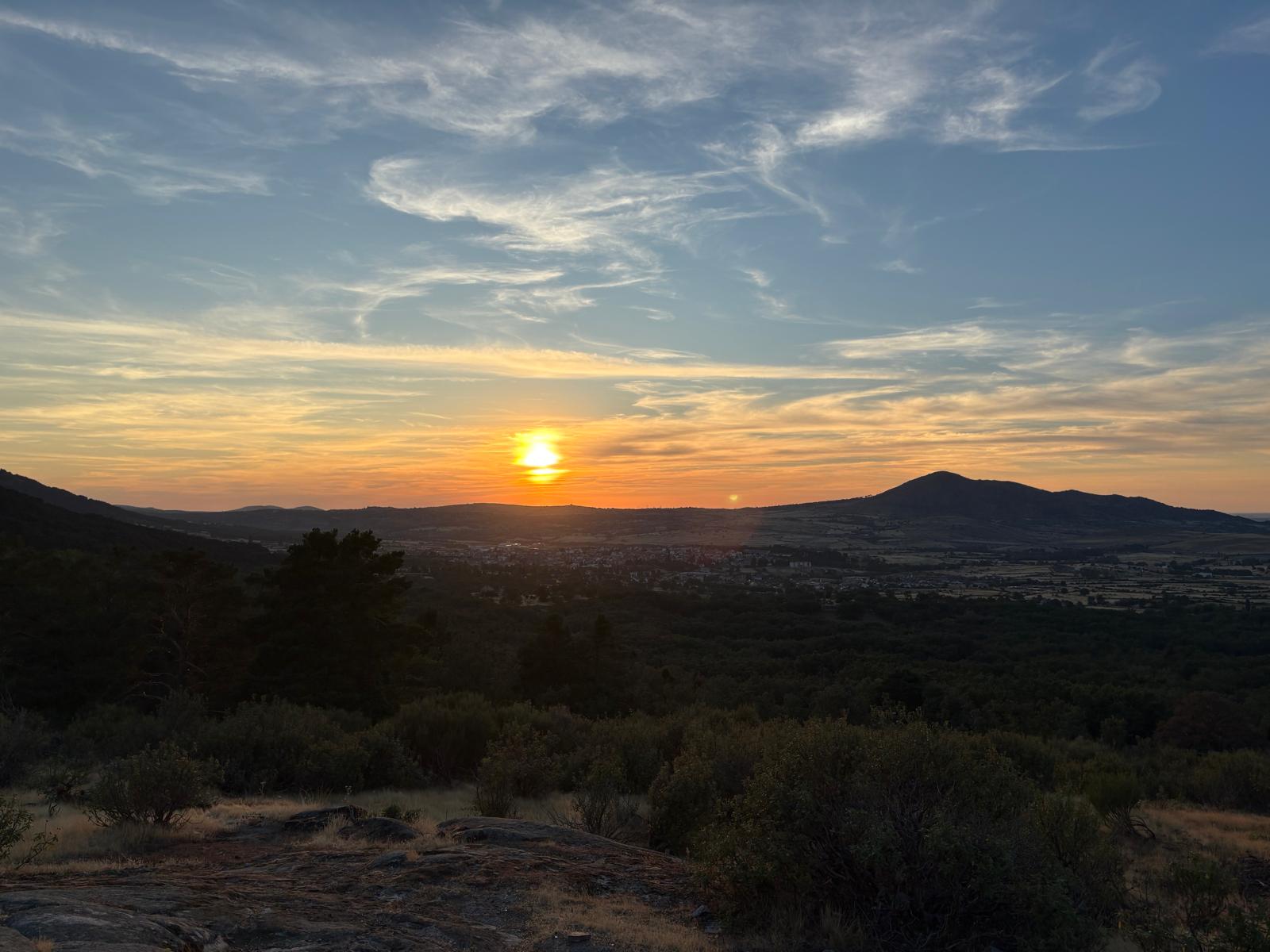 Atardecer sobre el pinar y la sierra de El Espinar, Segovia